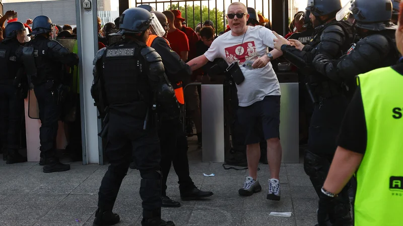 Fotografija: Francoski policisti so pridržali 68 oseb. FOTO: Kai Pfaffenbach/Reuters
