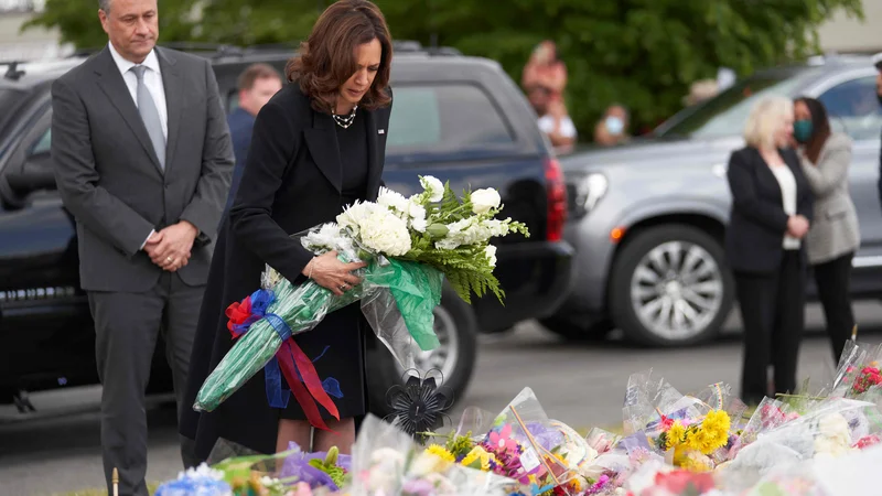 Fotografija: Podpredsednica ZDA Kamala Harris je položila cvetje na prizorišču množičnega streljanja v Buffalu. Foto: Geoff Robins/Afp