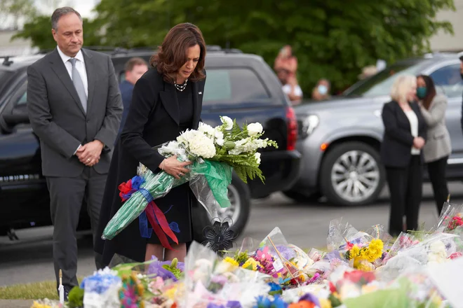 Podpredsednica ZDA Kamala Harris&nbsp;je položila cvetje na prizorišču množičnega streljanja v Buffalu. Foto: Geoff Robins/Afp
