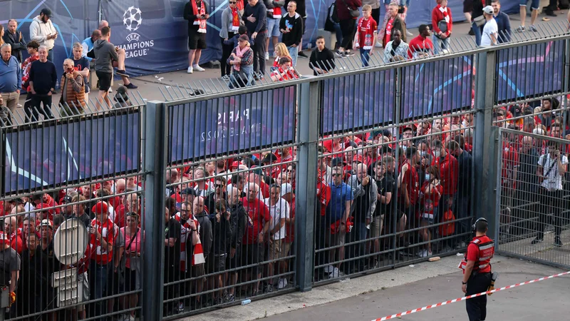 Fotografija: Zaradi kaosa na vhodu na štadion so nekateri Liverpoolovi navijači prišli na tribuno šele v drugem polčasu. FOTO: Thomas Coex/AFP