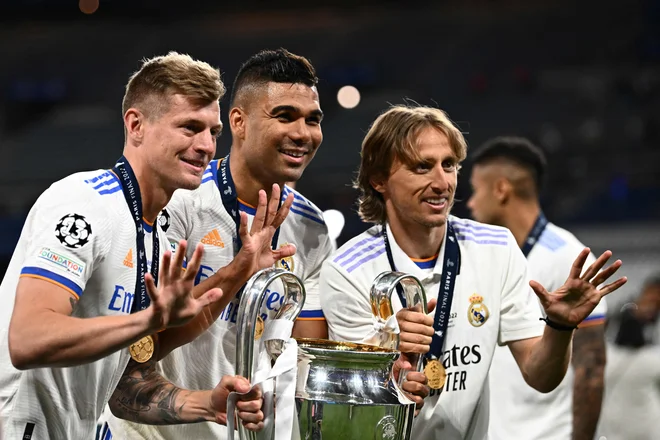 S soigralcema Casemirom in Luko Modrićem je Toni Kroos (levo) po velikem zmagoslavju takole poziral fotografom. FOTO: Anne-Christine Poujoulat/AFP

