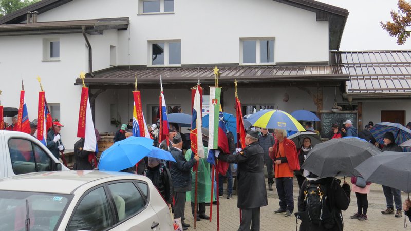Fotografija: Pred planinskim domom na Jančah je potekala partizanska spominska slovesnost. FOTO: Bojan Rajšek/Delo
