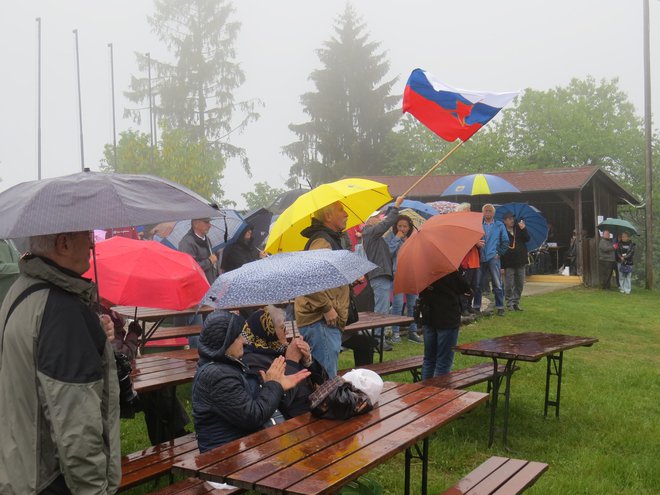 Kljub deževnemu vremenu so mnogi prišli na partizanske Janče. FOTO: Bojan Rajšek/Delo
