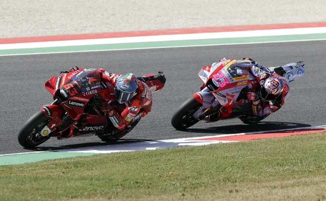 Francesco Bagnaia in Enea Bastianini med dirko. FOTO: Ciro De Luca/Reuters
