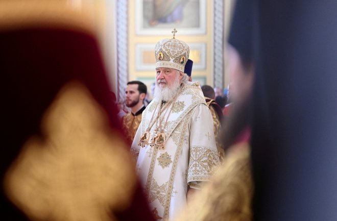 75-letni patriarh Kiril je sicer del Putinovega vladajočega aparata, zagovarja konservativne vrednote in podpira avtoritarne težnje Kremlja. FOTO: Sergey Pivovarov/Reuters
