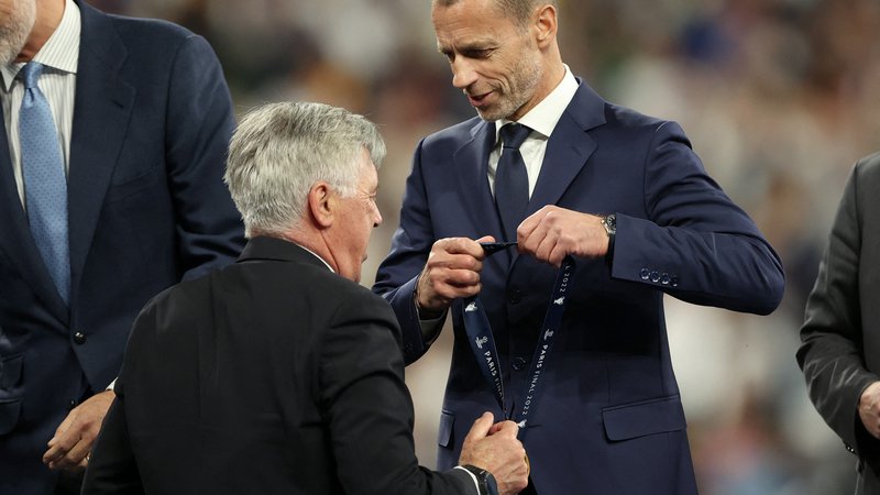 Fotografija: Carlo Ancelotti (levo, desno Aleksander Čeferin) je izkušen trener, vedel je, da ne more sprejeti dirke z Liverpoolom, odlično pozna svoje moštvo. FOTO: Molly Darlington/Reuters
