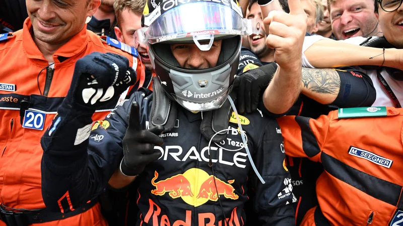 Fotografija: Sergio Perez se je veselil svoje tretje in obenem najslajše zmage v formuli 1. FOTO: Christian Bruna/AFP