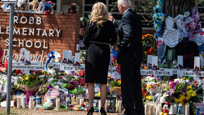 Fotografija: V nedeljo sta se spominu na žrtve napada na Robbovi osnovni šoli poklonila tudi ameriški predsednik Joe Biden in prva dama Jill Biden. Foto Chandan Khanna/AFP