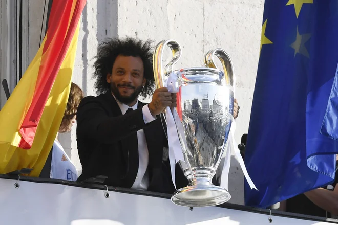 Realov veteran Marcelo k zmagi nad Liverpoolom ni prispeval, a mu je vseeno pripadla čast, da je v Madridu dvignil pokal. FOTO: Oscar Del Pozo/AFP
