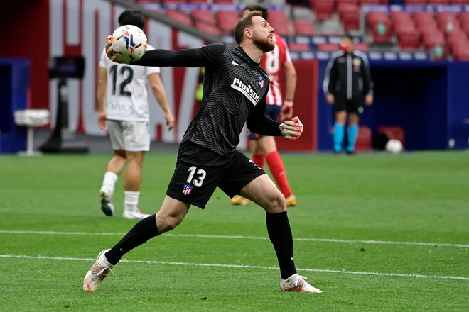 Reprezentančni kapetan Jan Oblak bo po službi v madridskem Atleticu zdaj na častni dolžnosti s slovensko izbrano nogometno vrsto v ligi narodov. FOTO: Javier Soriano/AFP
