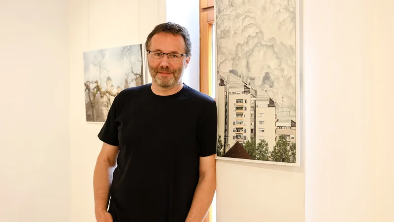 Fotografija: Fotograf Bojan Stepančič razstavlja nekoliko drugačne fotografije Ljubljane. Foto Črt Piksi