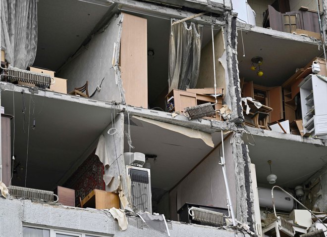 Ostanki stavbe v Harkovu po ruski invaziji. FOTO: Genya Savilov/AFP
