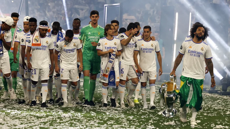 Fotografija: Marcelo (skrajno desno) s pokalom za naslov v ligi prvakov na zelenici štadiona Santiago Bernabeu. FOTO: Vincent West/Reuters
