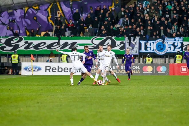 Prizor z zadnjega večnega derbija v sezoni, ki so ga 9. aprila z 1:0 v domačem Ljudskem vrtu dobili Mariborčani. FOTO: Črt Piksi/Delo
