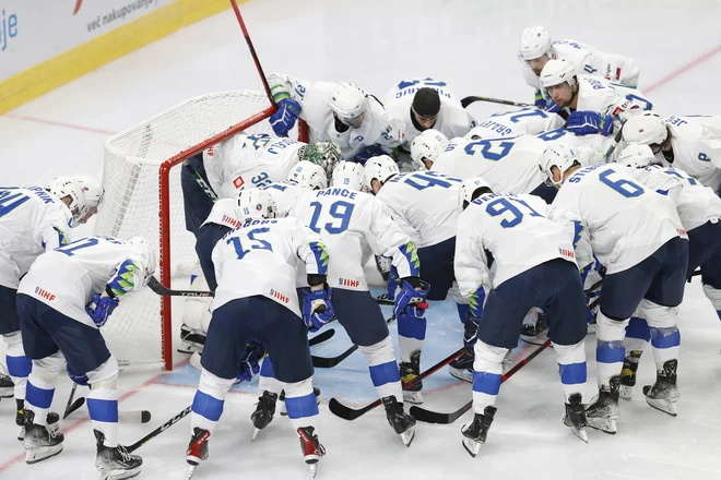 Slovenski hokejisti pred tekmo z Romunijo v Ljubljani.&nbsp;FOTO: Leon Vidic/Delo
