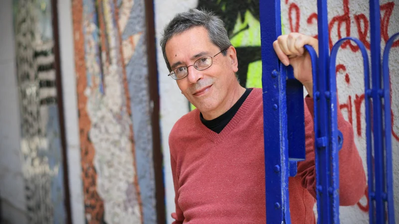 Fotografija: »Narediti nekaj nemogočega je ena od pisateljevih nalog,« je za Delo pojasnil César Aira. FOTO: Uroš Hočevar/Delo