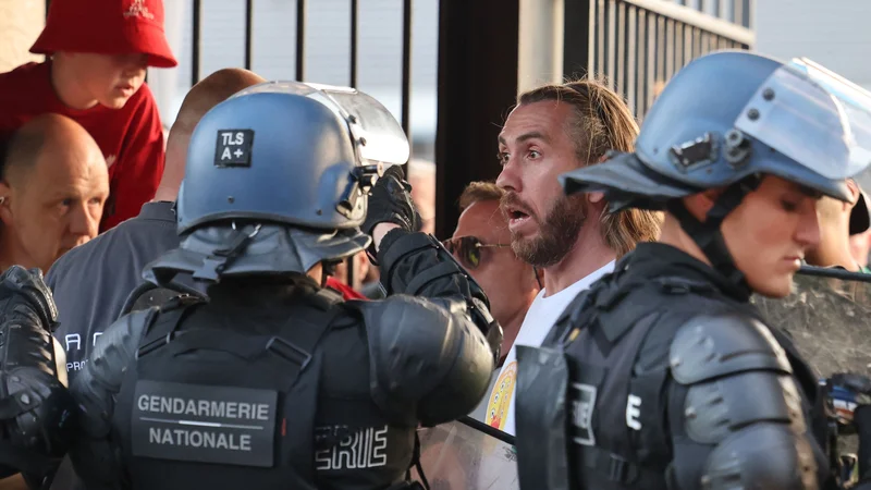 Fotografija: Številni navijači Liverpoola so več ur čakali na vstop na štadion Stade de France. FOTO: Thomas Coex/AFP
