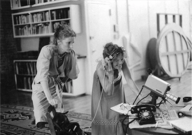 Carole Roussopoulos: Delphine Seyrig in Viva med snemanjem filma Bodi lepa in molči, 1975. FOTO: Seyrig Archives © Alexandra & Géronimo Roussopoulos