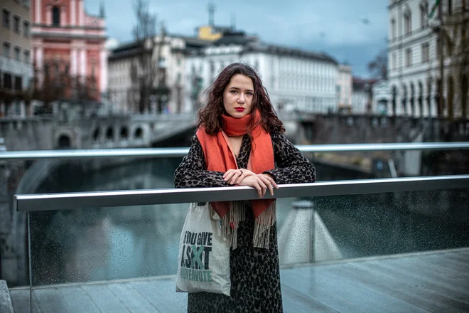 Aiko Zakrajšek na videz banalne in vsakdanje podrobnosti spretno prepleta z vprašanji samote, družine, identitete, ­odraščanja, spomina, izgube in upanja. FOTO: Voranc Vogel

