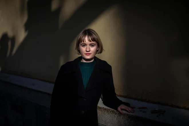 Nauči me žalosti / praviš / prepoten / in lepljiv / ležiš med skalovjem / in ti pravim / pusti žalost pri miru, v pesmi petek je dan zapiše pesnica Lara ­Gobec. FOTO: Voranc Vogel
