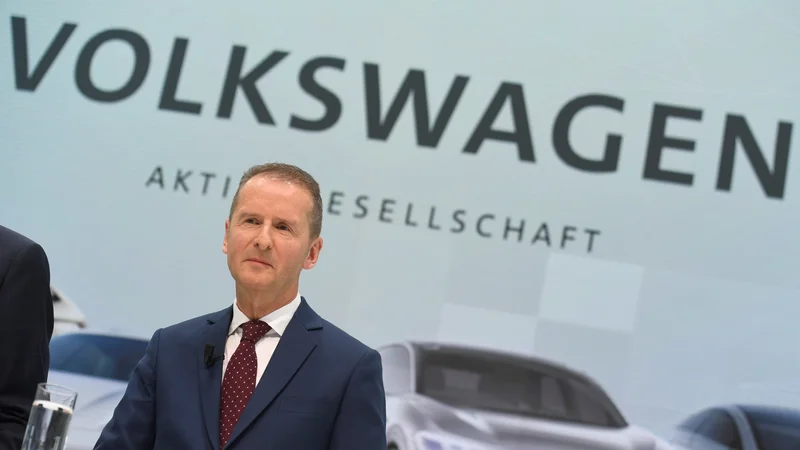 Fotografija: Glavni izvršni direktor VW Herbert Diess pravi, da ne morejo sodelovati samo z demokracijami. FOTO: Fabian Bimmer/REUTERS