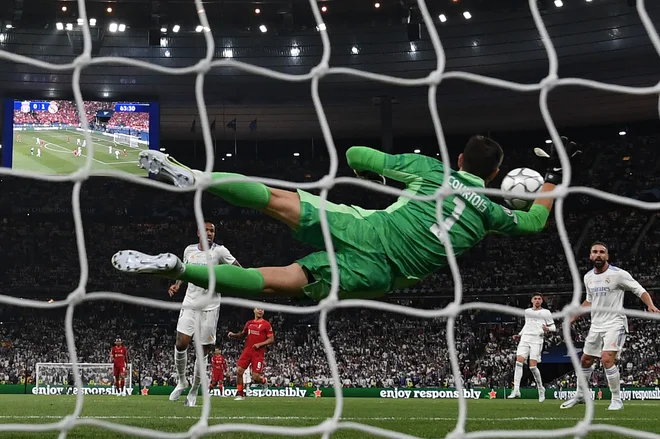 Finale lige prvakov je odločil realov vratar Thibaut Courtois, ki je ukrotil vseh devet Liverpoolovih strelov. Niti najmanjšega kančka dvoma ni bilo, da je bil več kot zasluženo igralec tekme. Po finalu je izjavil: &raquo;To je neverjetno, sanje so se mi uresničile, to je bil edini naslov, ki mi je še manjkal. Bil sem že v finalu, a sem očitno izgubil, zato sem si res želel še ene priložnosti, zdaj sem jo dočakal, ne morem opisati tega občutka.&laquo; Foto: Paul Ellis/Afp
