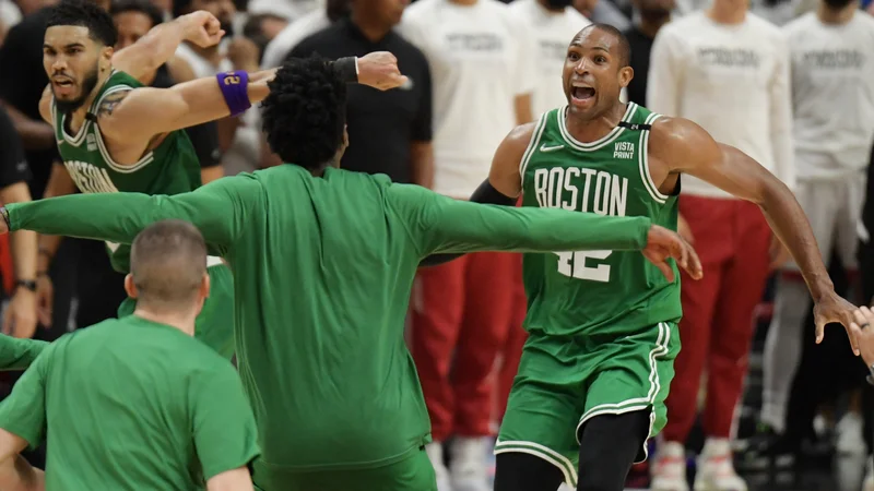 Fotografija: Al Horford teče v objem Jaysonu Tatumu po zadnjem pisku sirene v Miamiju. FOTO: Jim Rassol/USA Today Sports