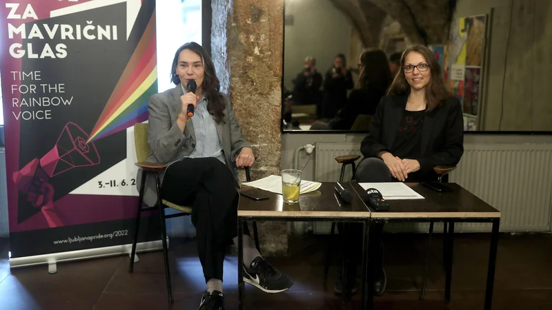 Fotografija: Katja Štefanec in Simona Muršec iz društva Parada ponosa sta predstavili politično sporočilo bližajočega se festivala Parada ponosa. FOTO: Blaž Samec/Delo