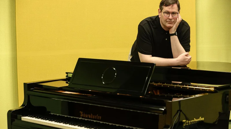 Fotografija: Klemen Markovčič je leta 2018 režiral dokumentarno radijsko igro Broken Piano/Broken Bösendorfer. FOTO: Črt Piksi