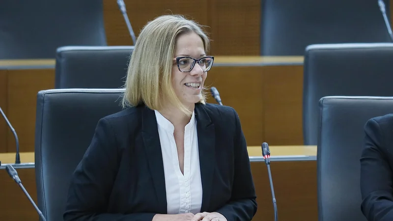 Fotografija: Pogovori s sindikati javnega sektorja bodo med prvimi nalogami kandidatke za ministrico za javno upravo Sanje Ajanović Hovnik. FOTO: Jože Suhadolnik/Delo