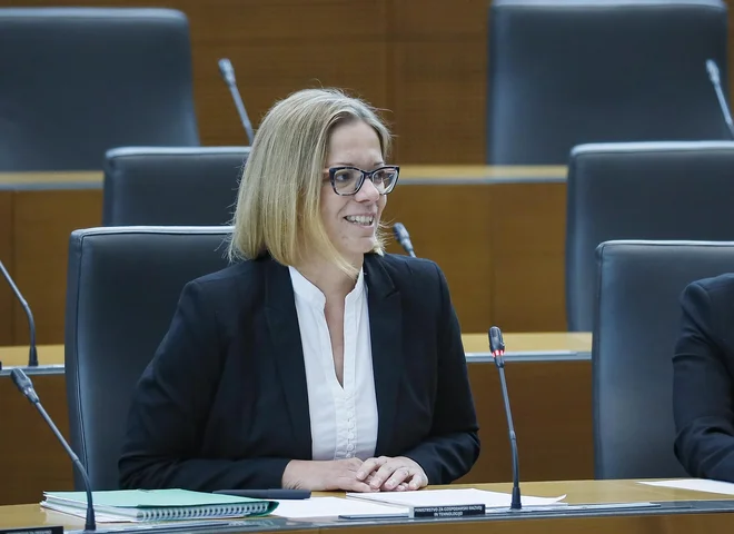 Pogovori s sindikati javnega sektorja bodo med prvimi nalogami kandidatke za ministrico za javno upravo Sanje Ajanović Hovnik. FOTO: Jože Suhadolnik/Delo
