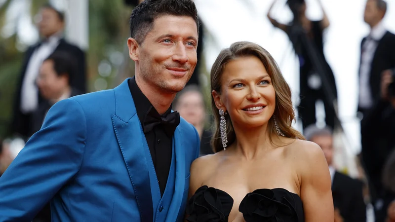 Fotografija: Robert Lewandowski, ki je s svojo ženo Anno pred dnevi obiskal znameniti filmski festival v Cannesu, se v Münchnu ne počuti več dobro. FOTO: Sarah Meyssonnier/Reuters