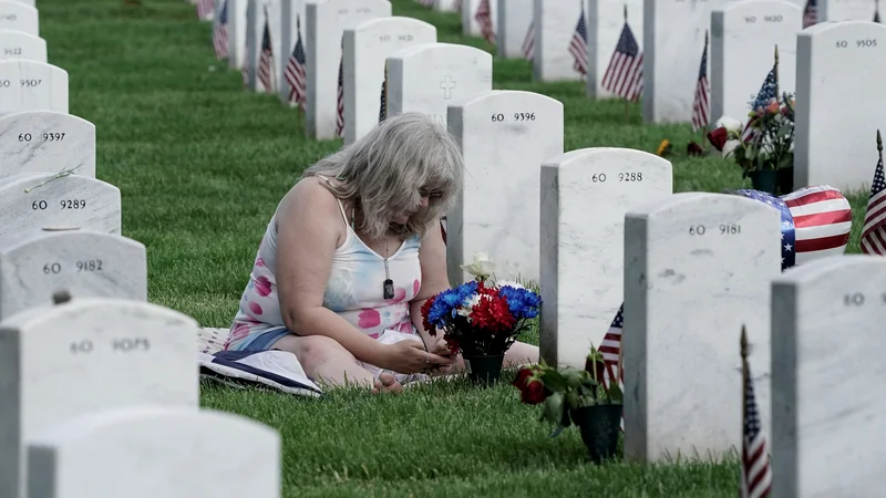 Fotografija: Američanke in Američani so se spominjali padlih sinov v vojnah v tujini. Foto Ken Cedeno/Reuters