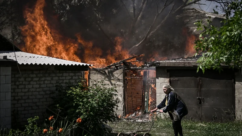 Fotografija: Ruski agresorji so okrepili napade na vsej frontni črti v Donbasu. FOTO: Aris Messinis/AFP
