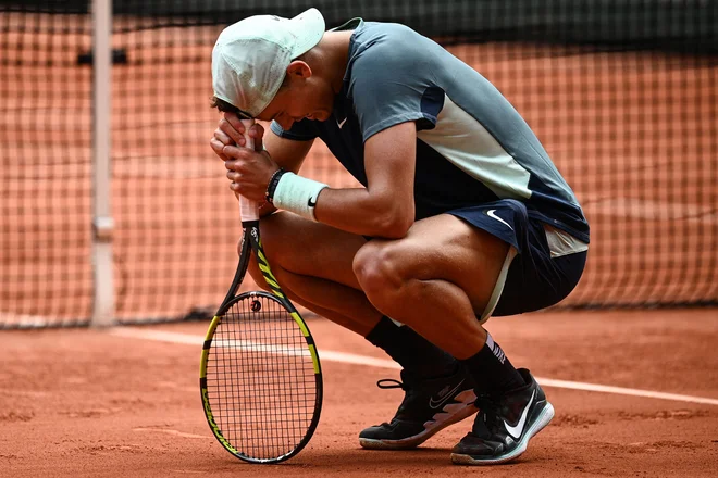 Takole se je Holger Rune odzval na zanj zgodovinsko zmago. FOTO: Christophe Archambault/AFP
