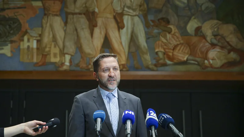 Fotografija: Finančnega ministra čakajo pogajanja s sindikati javnega sektorja, nato pa že koalicijska priprava rebalansa državnega proračuna za prihodnje leto v močno negotovih zunanjih okoliščinah. Takoj bodo na njegovi mizi tudi spopad z energetsko in prehransko draginjo ter finančne posledice zdravstvene reforme. Foto Jože Suhadolnik