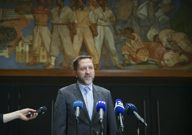 Finančnega ministra&nbsp;čakajo&nbsp;pogajanja s sindikati javnega sektorja, nato pa že koalicijska priprava rebalansa državnega proračuna za prihodnje leto v močno negotovih zunanjih okoliščinah. Takoj bodo na njegovi mizi tudi spopad z energetsko in prehransko draginjo ter finančne posledice zdravstvene reforme.&nbsp;Foto Jože Suhadolnik
