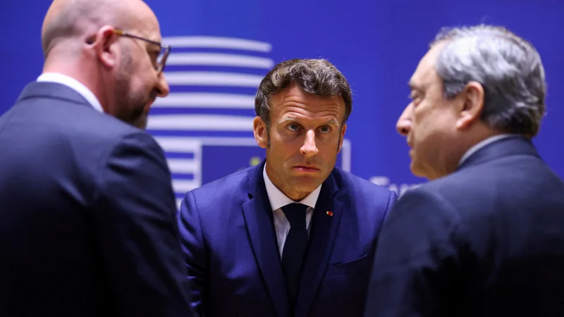 Fotografija: Francoski predsednik Emmanuel Macron na zasedanju Sveta EU, na katerem naj bi dosegli dogovor o embargu ruske nafte. FOTO: Johanna Geron/Reuters