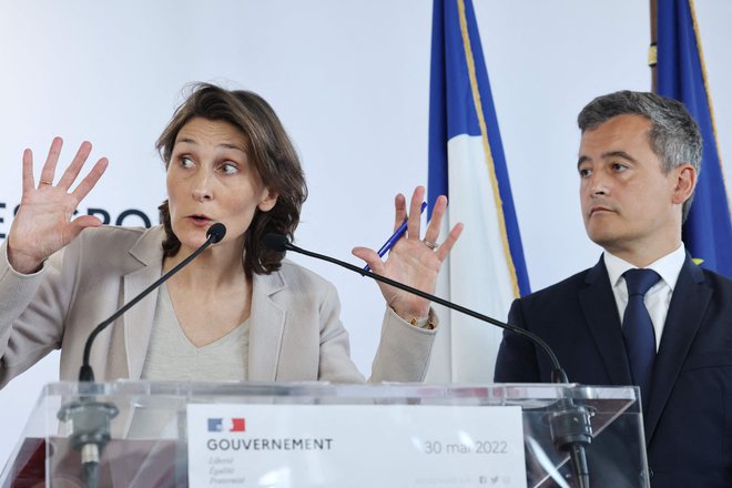 Francoska ministrica za šport Amelie Oudea-Castera in notranji minister Gerald Darmanin. FOTO: Thomas Coex/AFP
