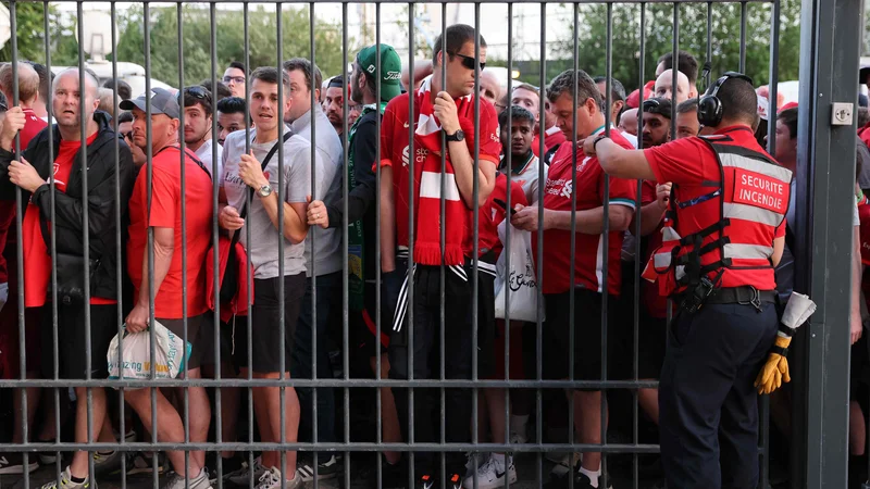 Fotografija: Navijači Liverpoola pred štadionom v Parizu. FOTO: Thomas Coex/AFP
