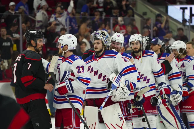 Hokejisti New York Rangers so v odločilni sedmi polfinalni tekmi vzhodne konference Carolini zadali prvi domači poraz v končnici in odločilnega. Za preboj v veliki finale jih čaka prvak Tampa Bay. FOTO: James Guillory/Usa Today Sports
