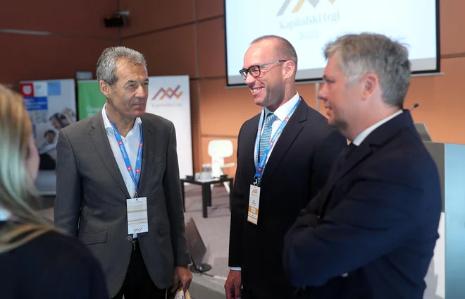 Delova poslovna konferenca Kapitalski trgi 2022 – na fotografiji (od leve proti desni): Stojan Petrič, Luka Podlogar in Matjaž Lorenčič. FOTO: Blaž Samec/Delo