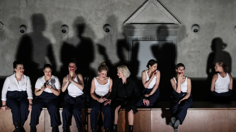 Fotografija: Peklensko dvorišče, potopljeno v scenografski in lučni minimalizem, je v Penelopiadi nenadoma tržnica besed. FOTO: Aljoša Rebolj