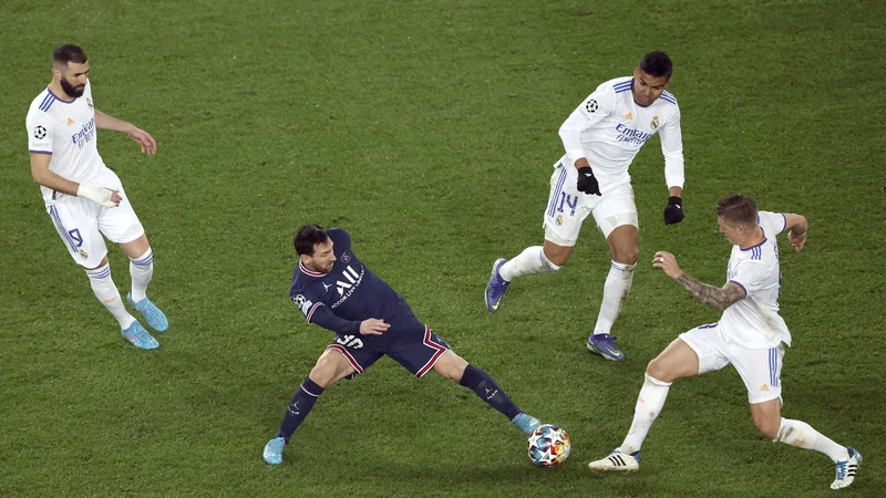 Fotografija: Karim Benzema (levo) je Messija (v sredini) in njegov PSG pokopal na povratni tekmi letošnje osmine finala lige prvakov v Madridu, ko je kraljevi klub z njegovim hat-trickom zmagal s 3:1 in napredoval v naslednji krog tekmovanja. FOTO: Benoit Tessier/Reuters