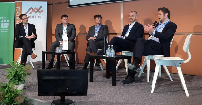 Delova poslovna konferenca Kapitalski trgi 2022. Okrogla miza: Kako podjetja financirajo širitev in kapitalske prevzeme FOTO: Blaž Samec/Delo
