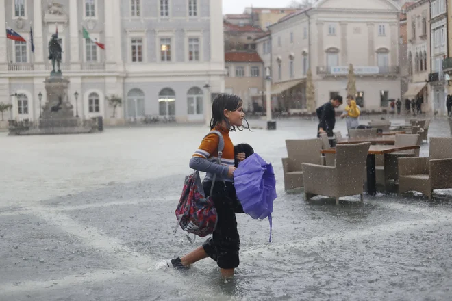 Zadnjih 60 let je vsako leto najmanj osem in tudi 31 poplav. Škoda je neizmerna, morje uničuje mesto spomenik, svetniki pravijo, da ni bilo javne obravnave idejnih zasnov. Foto Leon Vidic
