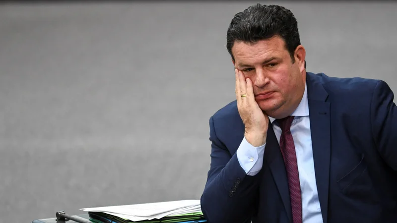 Fotografija: Nemški minister za delo in socialne zadeve Hubertus Heil bi rad uvedel socialno-podnebni dodatek.
FOTO: Annegret Hilse/REUTERS