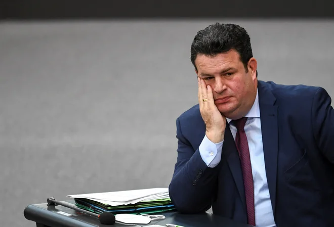 Nemški minister za delo in socialne zadeve Hubertus Heil bi rad uvedel socialno-podnebni dodatek.

FOTO: Annegret Hilse/REUTERS
