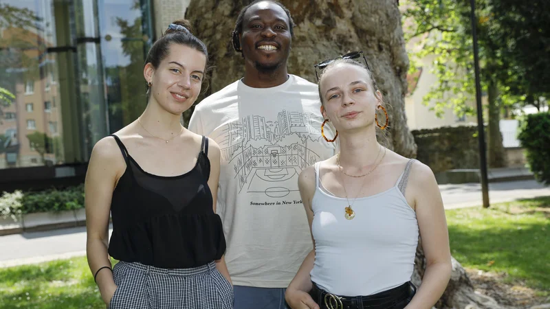 Fotografija: Kitaristki Urški Supej (desno) in pevki Maši But je album produciral Femi Temowo. FOTO: Jože Suhadolnik/Delo