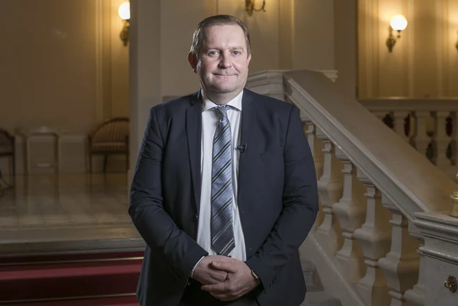 Dr. Miha Bobič, strokovnjak za daljinsko ogrevanje v Danfossu Trata, stravi na energetsko preobrazbo stavb. FOTO: Andrej Križ
